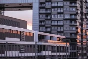 Çok katlı apartman ve site cephesi